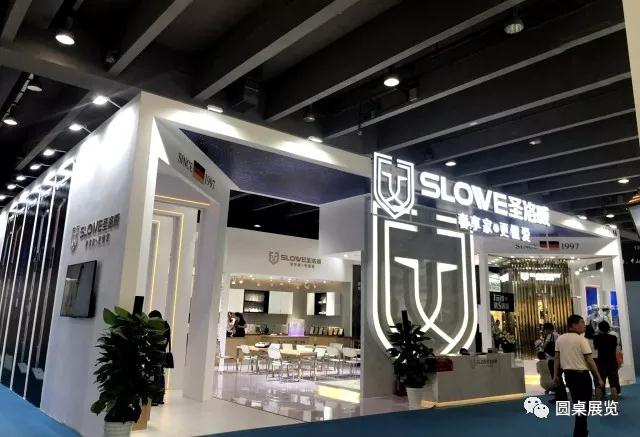 如何利用装饰品使展台更引人注目？