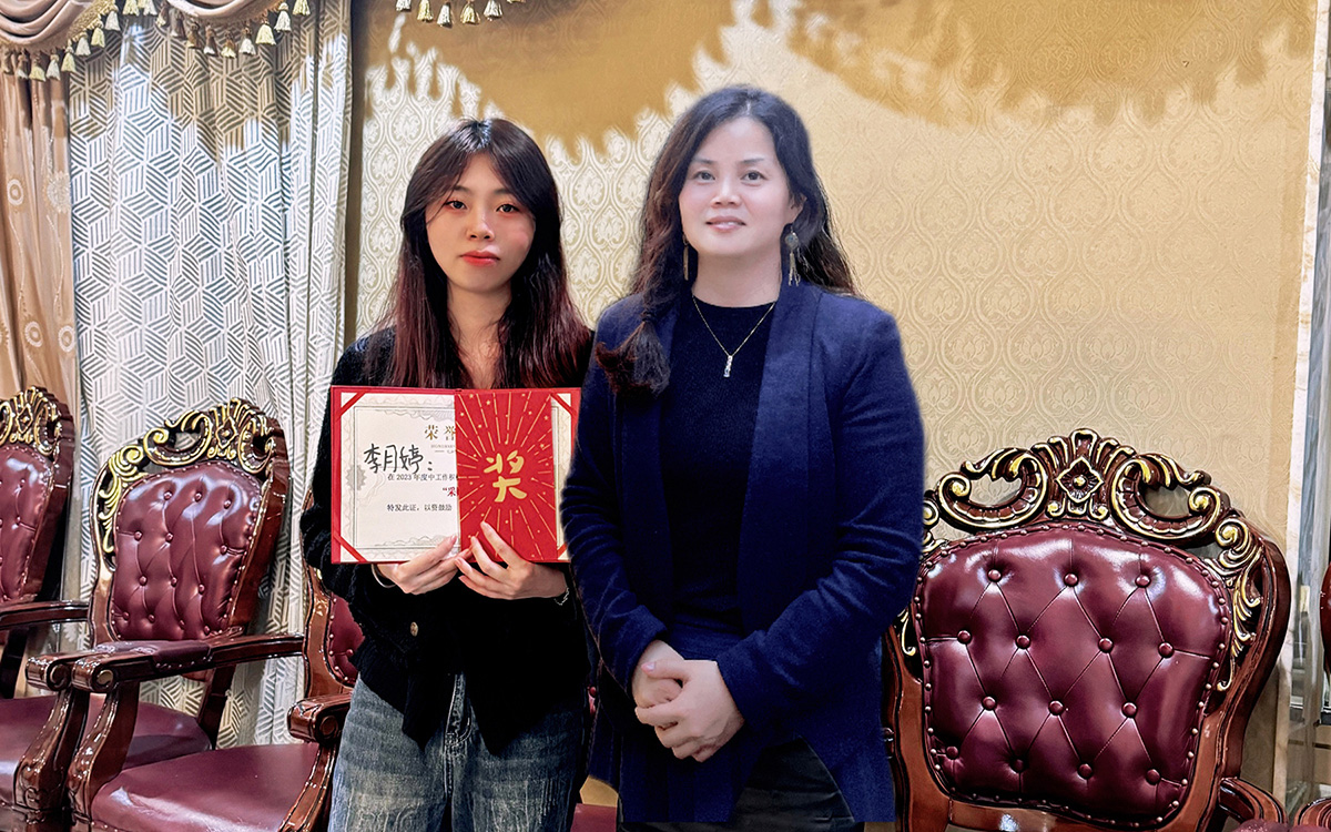 好色先生APP下载国际展览有限公司老板娘为李月婷女士颁发奖励