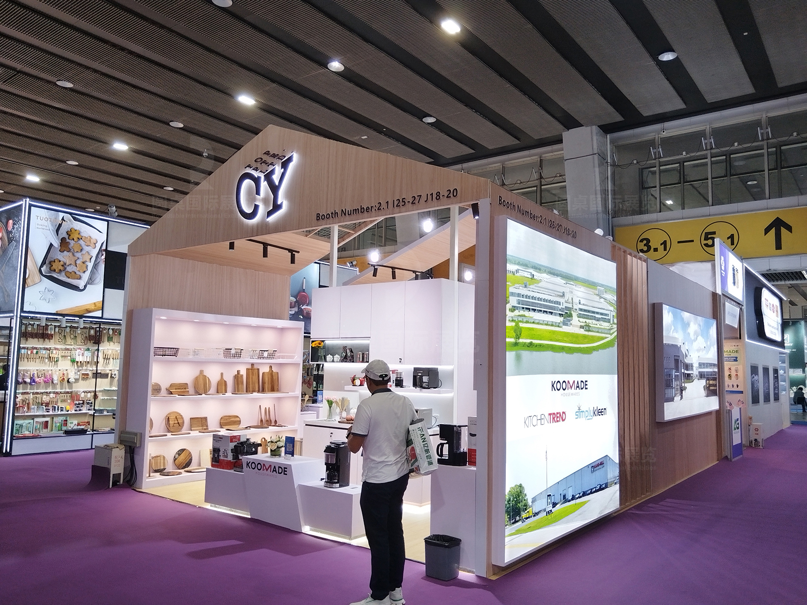 广交会设计定制现场效果图片-CY TOP PTE.LTD. 展位产品陈列与观展互动场景