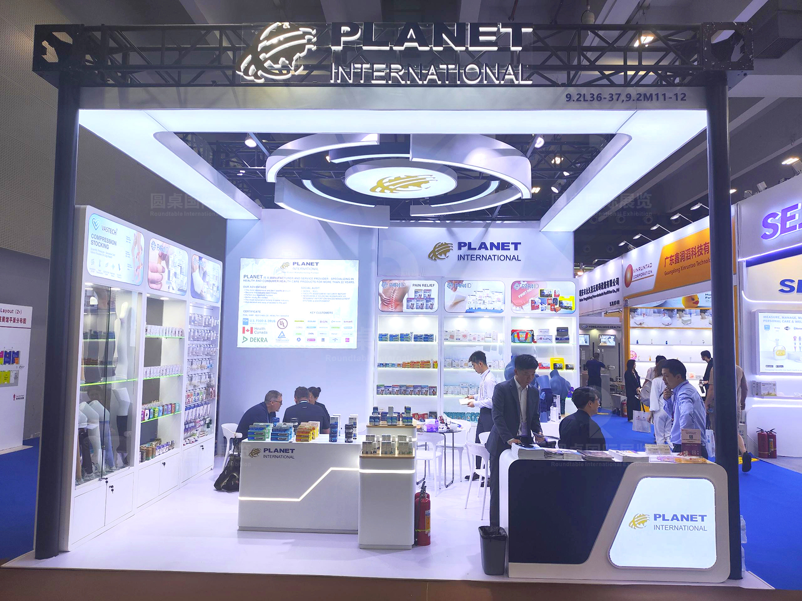 广交会展台设计现场图-上海万弘国际贸易展位人气互动场景（观展者体验医疗产品）