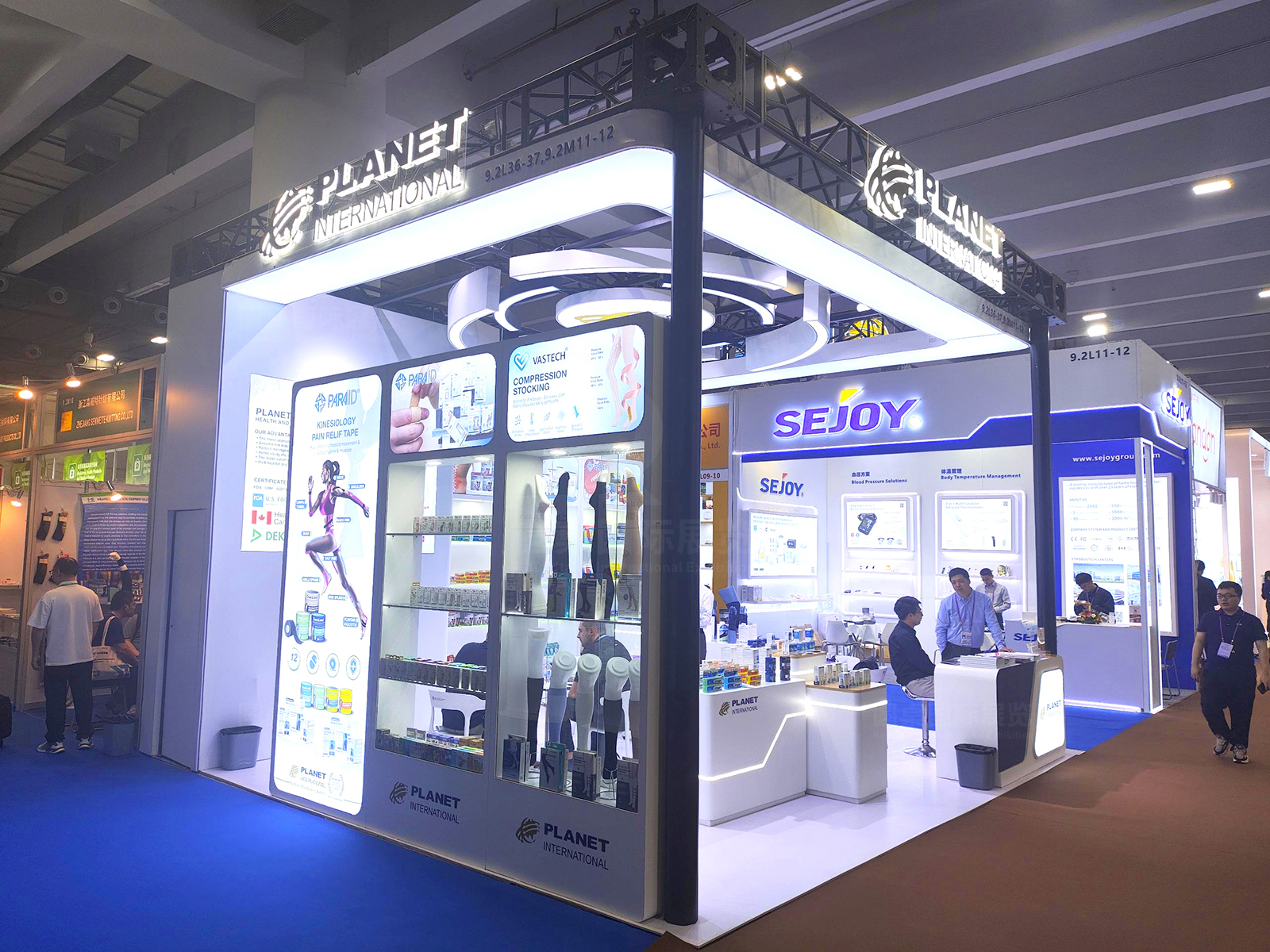 广交会展台设计现场效果图片-上海万弘国际贸易展台商务洽谈与产品交流场景