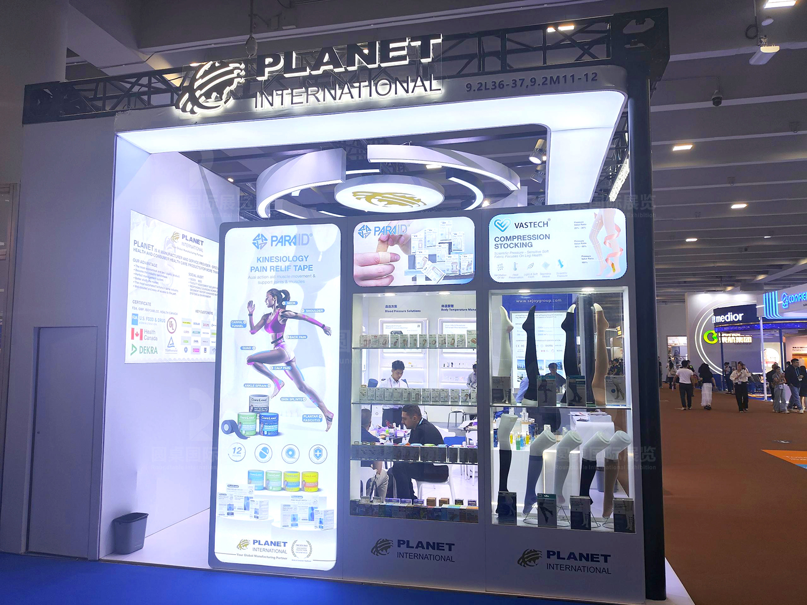 广交会展台设计现场效果图片-上海万弘国际贸易展位医疗健康产品展示细节