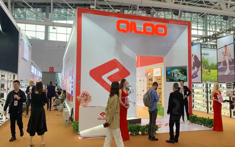 广交会展台设计现场效果-奇鹭科技展台观众参观与商务交流场景果