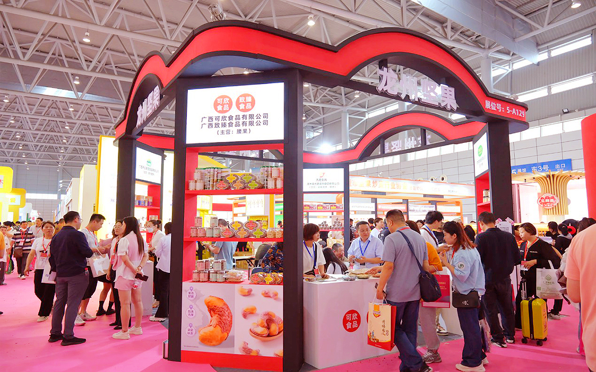 在展会设计中，确保展架摆放不阻碍观众视线